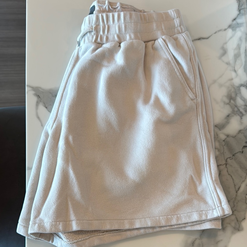 Abercrombie & Fitch Men’s Relaxed Soft A&F Essentials Shorts